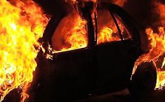 Ancora un'auto in fiamme a Canicatt&igrave;: inferno di fuoco nella notte in via Ducezio