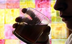 Guida a zig-zag e con alcol test cinque volte oltre il limite: denunciato un quarantenne