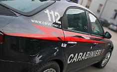 Aggredisce la madre e la nipote per i soldi e si scaglia contro i carabinieri: arrestato un 43enne