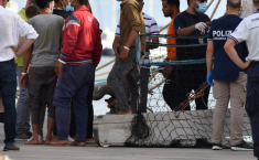 Fuggono in gommone alla vista dell'isola: scafisti abbandonano 10 migranti su un barchino