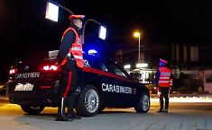 Incubo in famiglia: minaccia la madre col bastone per i soldi della droga, salvata dai carabinieri