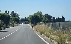 Marciapiedi invisibili e turisti in strada: l'incuria in via Petrarca sfregia la Valle dei Templi