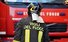 Brucia le sterpaglie e rischia il disastro ambientale: arrestato pensionato di 85 anni