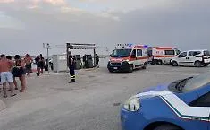 Sciacca, rogo devasta la costa: 118 bloccato, la Guardia Costiera salva decine di intossicati via mare