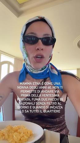 "Siamo ostaggio di mamma Etna": partenze bloccate anche per Aurora Ramazzotti e i suoi ospiti