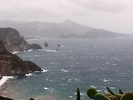 Eolie, forte vento di scirocco ferma traghetti e aliscafi