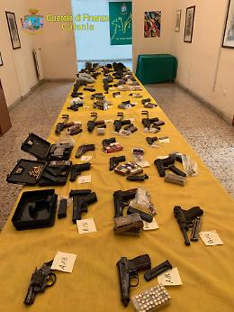 Catania, dissotterrato arsenale sotto la sabbia della Plaia pistole, fucili e una mitragliatrice