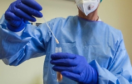 &laquo;Siamo dell'Asp, dobbiamo fare il tampone&raquo;: si presentano a casa, ma era una truffa