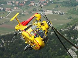 Trattore si ribalta e finisce in una scarpata: morto agricoltore