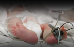 Un neonato di 13 giorni in fin di vita salvato dai poliziotti