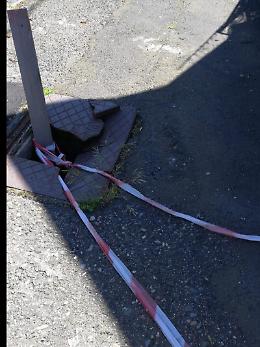 Catania: la botola pericolosa al Villaggio Sant'Agata è  sempre rotta