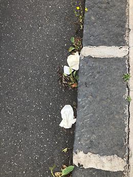 Catania: presìdi anti-Covid abbandonati lungo i marciapiedi