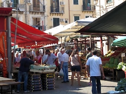 Palermo, chiusi tre negozi dopo maxi rissa a Ballar&ograve;