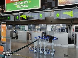 Catania, la "mazzetta" sull'eccesso di peso del bagaglio: dipendente aeroporto nei guai