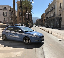 Palermo, minaccia passanti con coccio di vetro: arrestato 28enne