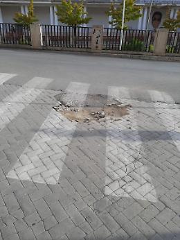 Caltanissetta, pericolosa buca in via Petrarca