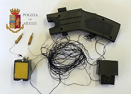 Palermo, una pistola Taser potenzialmente letale sequestrata a casa di un pregiudicato