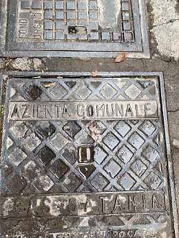 Catania: se questo è un tombino dell'"azienTA" comunale...