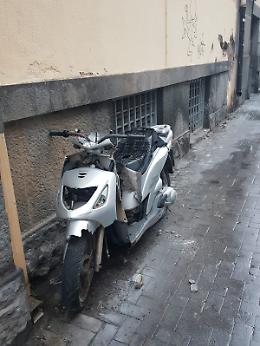 Catania: "Qui giace scooter da....anni"