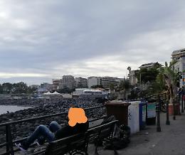 Catania, San Giovanni li Cuti: panchina con vista... rifiuti