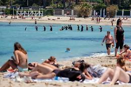 Coronavirus, bagni e tintarella a Mondello: litorale pieno
