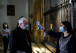 Riprendono le messe: milioni di fedeli in attesa, anche dal Papa appello alla responsabilit&agrave;