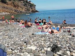 Siracusa: spiaggia libera Baia del Silenzio nessun rispetto delle regole