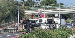 Catania, tir si ribalta sulla Tangenziale e rallenta il traffico