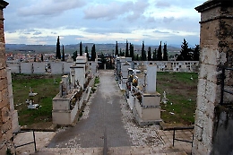 Gela, l'uomo che depone i fiori sulla lapide della propria tomba