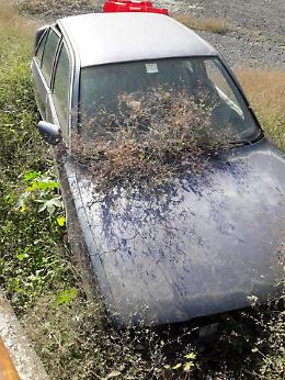 Tremestieri Etneo (CT): auto abbandonata in un parcheggio comunale