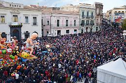 Domenica di folla ad Acireale per &laquo;il pi&ugrave; bel Carnevale di Sicilia&raquo;
