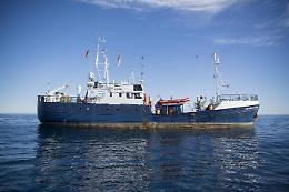 Migranti, grido d'aiuto dalla Sea Eye
Sindaco Orlando: «Venite in Sicilia»