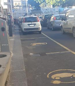 Catania, largo Paisiello: auto in sosta negli stalli per auto elettriche