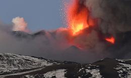 Etna, il comunicato dell'Ingv: «Una ventina di esplosioni da più bocche»
