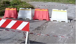 Strada transennata per un contenzioso tra Comune e ditta: e aziende rischiano di chiudere