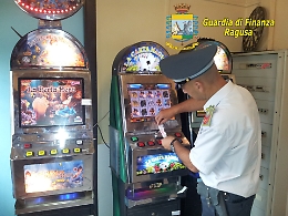 Comiso, sequestrate dalla GdF 4 slot machines abusive