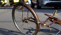 Investito da auto, finisce sul cofano e sfonda parabrezza: ciclista &egrave; grave