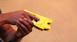 Catania, per strada molestava i passanti, “dissuaso” grazie al Taser