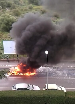 Catania, auto in fiamme in via Nizzeti