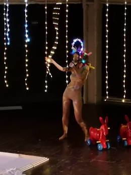 "E anche domani piove", a teatro per il teatro