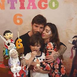 Belen e Stefano, famiglia da sogno al compleanno di Santiago