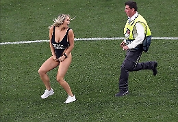Finale di Champions, ecco chi è la ragazza che ha invaso il campo