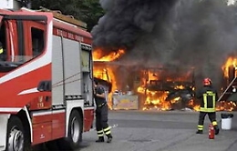 Priolo, dato alle fiamme un chiosco per i panini pronto ad aprire: &egrave; un avvertimento