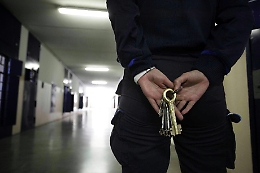 Faceva «favori» ai detenuti: a Siracusa il secondino finisce in carcere