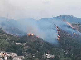 Incendi in Sicilia, scattano le denunce: «La colpa è del governo Musumeci che non sa gestire la Forestale»