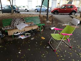 Catania: panchina adibita ad "abitazione".