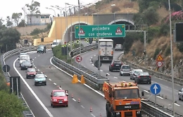 Auto di scorta di un magistrato sfonda guard-rail sulla A29: 4 feriti