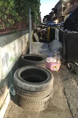 Catania: marciapiede ingombro di rifiuti da tre giorni