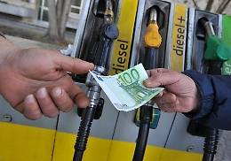 Prezzo della benzina ai minimi da un anno: il bel regalo sulle vacanze di Natale