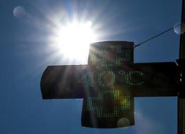 Dal panno umido sul ventilatore alla doccia fresca: ecco come combattere il caldo notturno